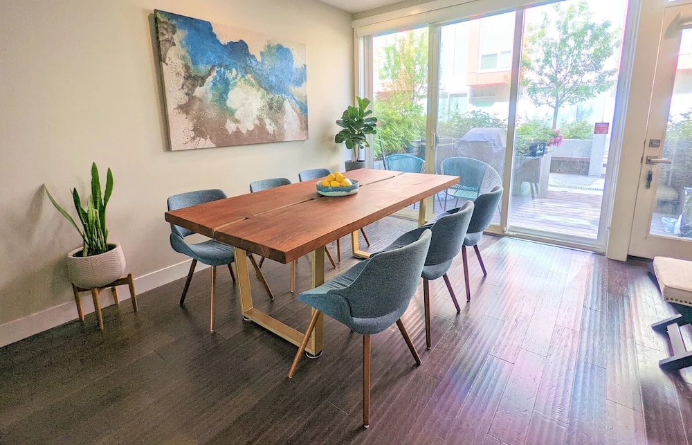 Monki Di Executive Suites - GLAS - Luxury Inner City Home 3 min to Downtown w Private Rooftop Patio Fireplace