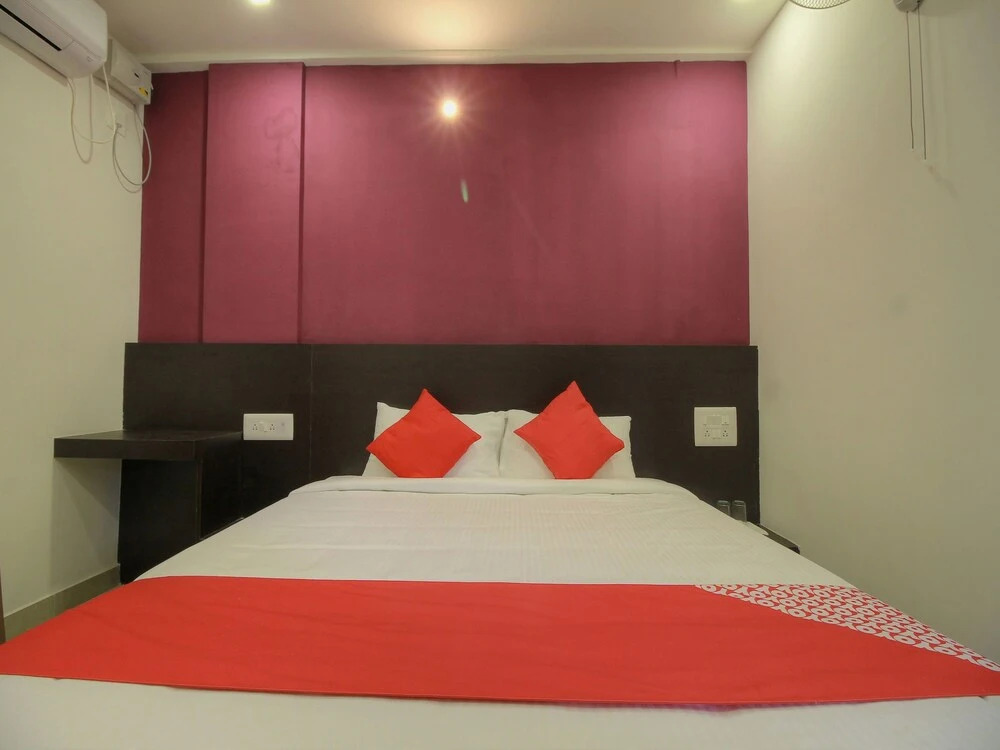OYO 15616 Om Sai Grand