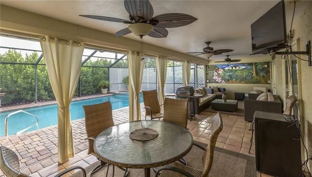 Tropical Retreat Pool Jet Spa WiFi 3 Br home by RedAwning