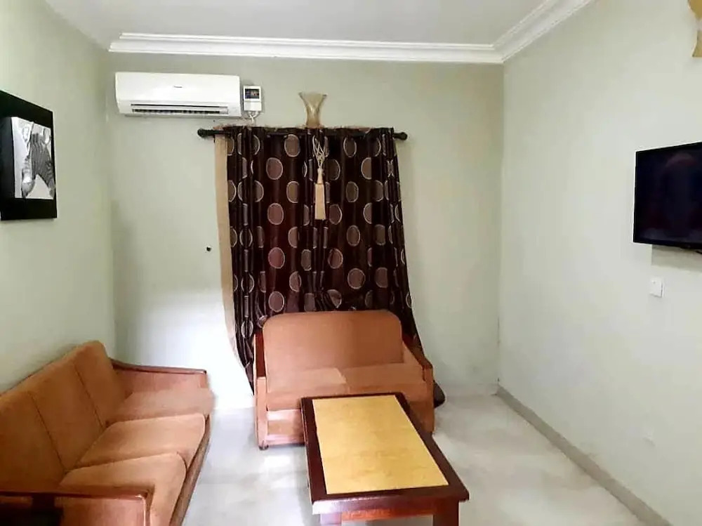 Nue-Crest Hotels & Suites