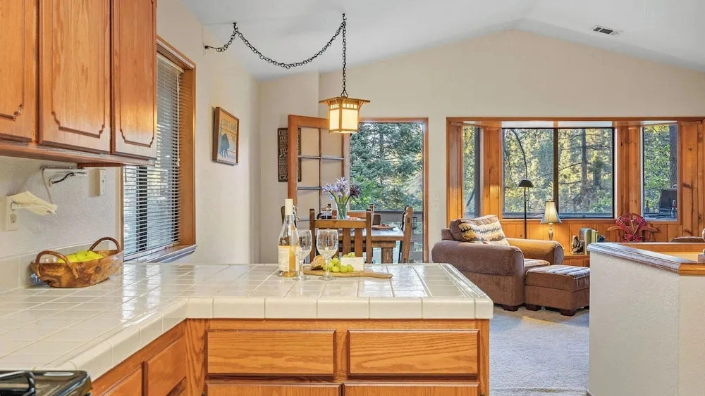 Cabin by Enchanting Managed by Avantstay Storybook Mountain Retreat Stone Fireplace + Vaulted Ceilings + Wraparound Deck Near Village