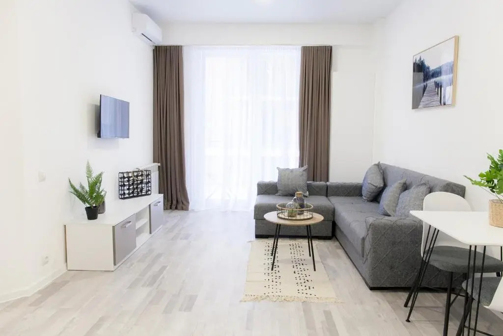 Brand new, bright, 1 bedroom unit, 100 Mbps Wi-Fi.