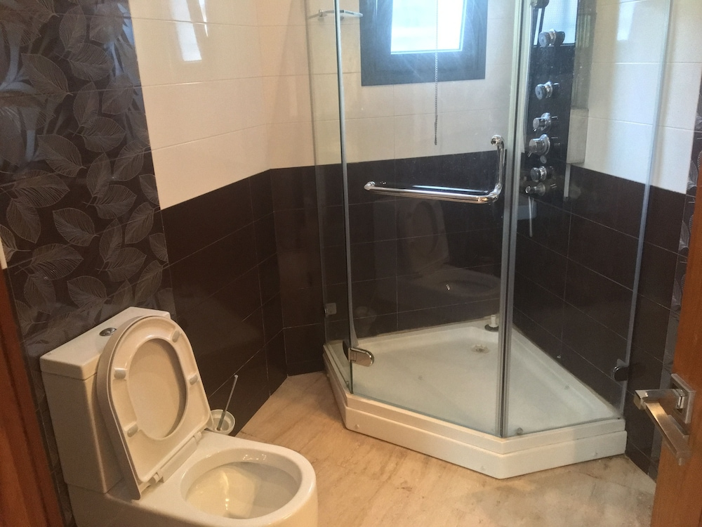 Luxurious 5 Bedrooms Villa Ref HI51053