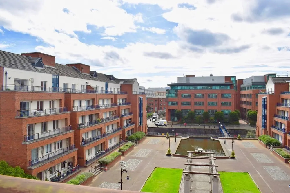 Colourful and Cosy 2 Bed in Ifsc With Balcony
