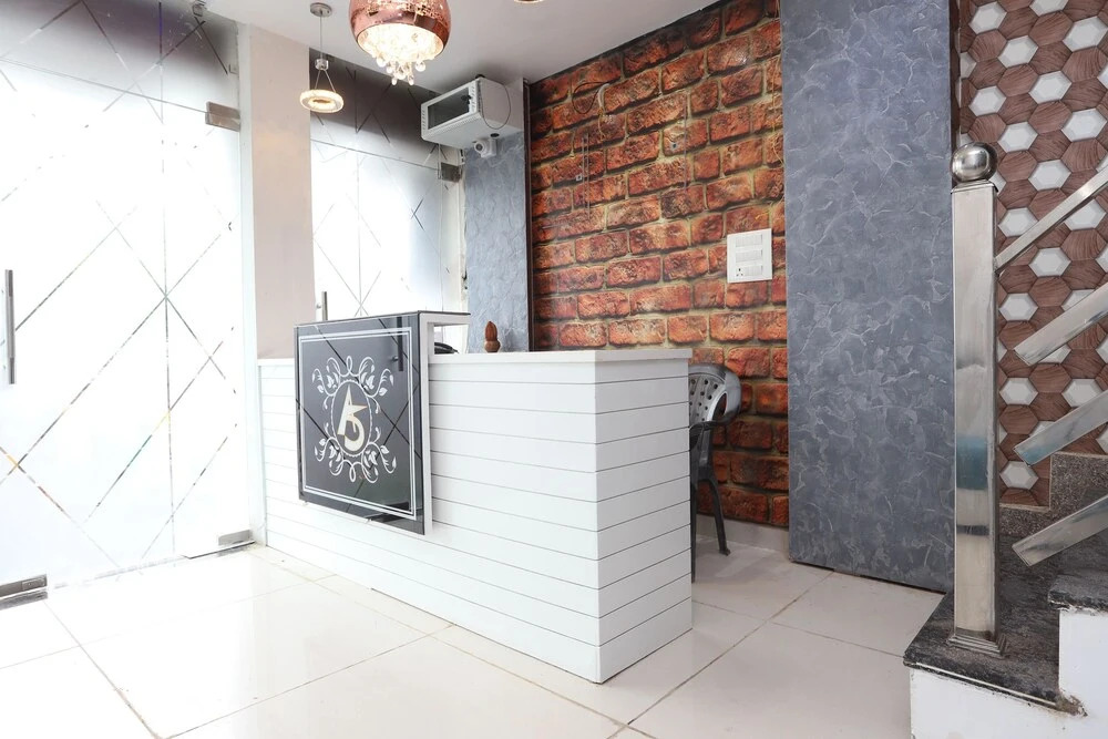 OYO 44565 Ashrit Suites