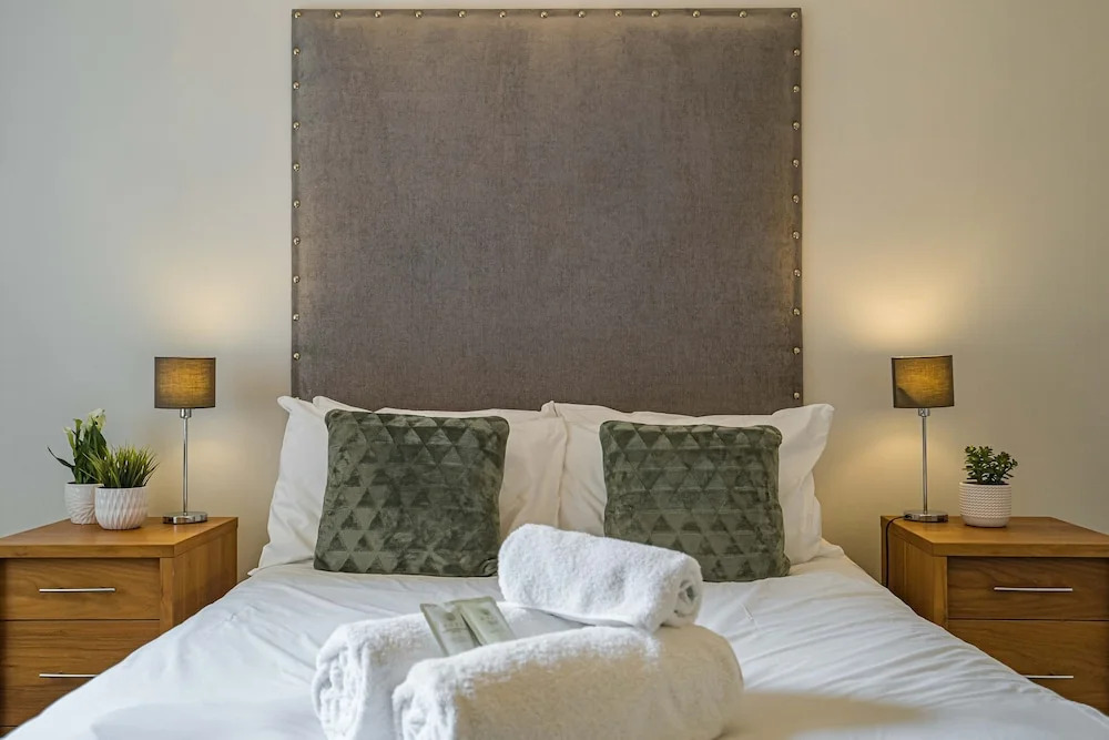 Chic 2 Bedroom Apartment near Old Town