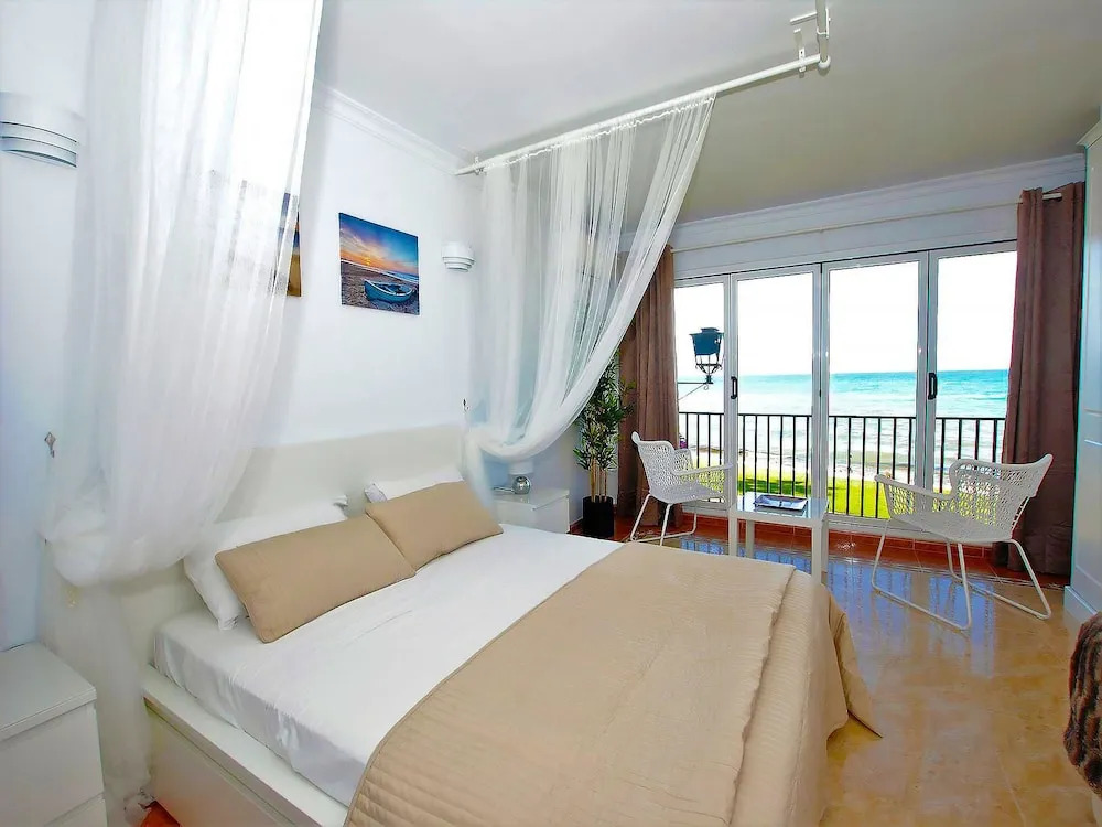 Dona Lola Sandra - Cozy beach front house with open sea views located in Calahonda only few minutes away from Marbella - Costa del sol CS111