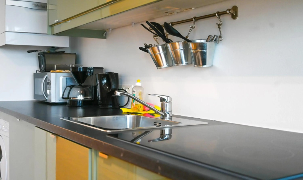 Rooftop Apartment for 6, Air Conditioning, Rooftop Terrace, by Metro U3