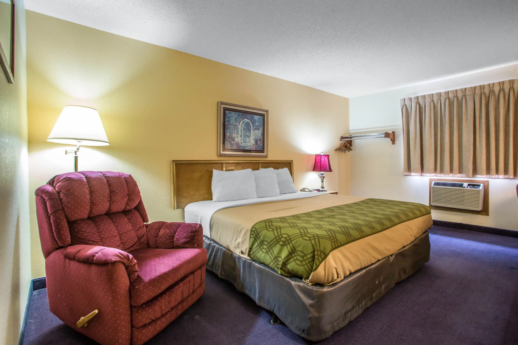 Econo Lodge Inn & Suites Dubuque