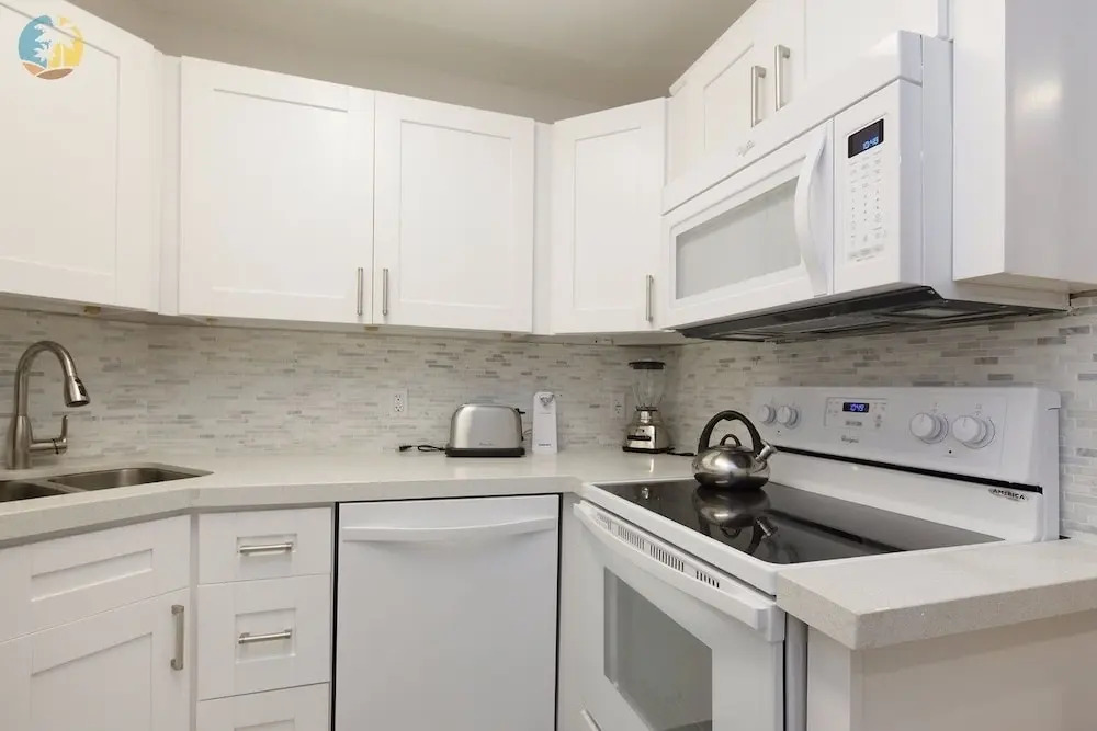 Alexander 718 3 Bedroom Apts by RedAwning