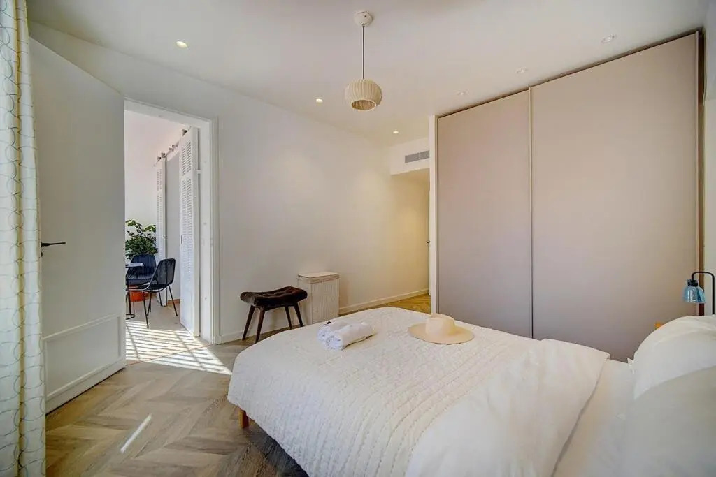 MAGNIFIQUE 3 PIECES RENOVE CANNES CENTRE 'Banane' AVEC VERANDA ! A2B88