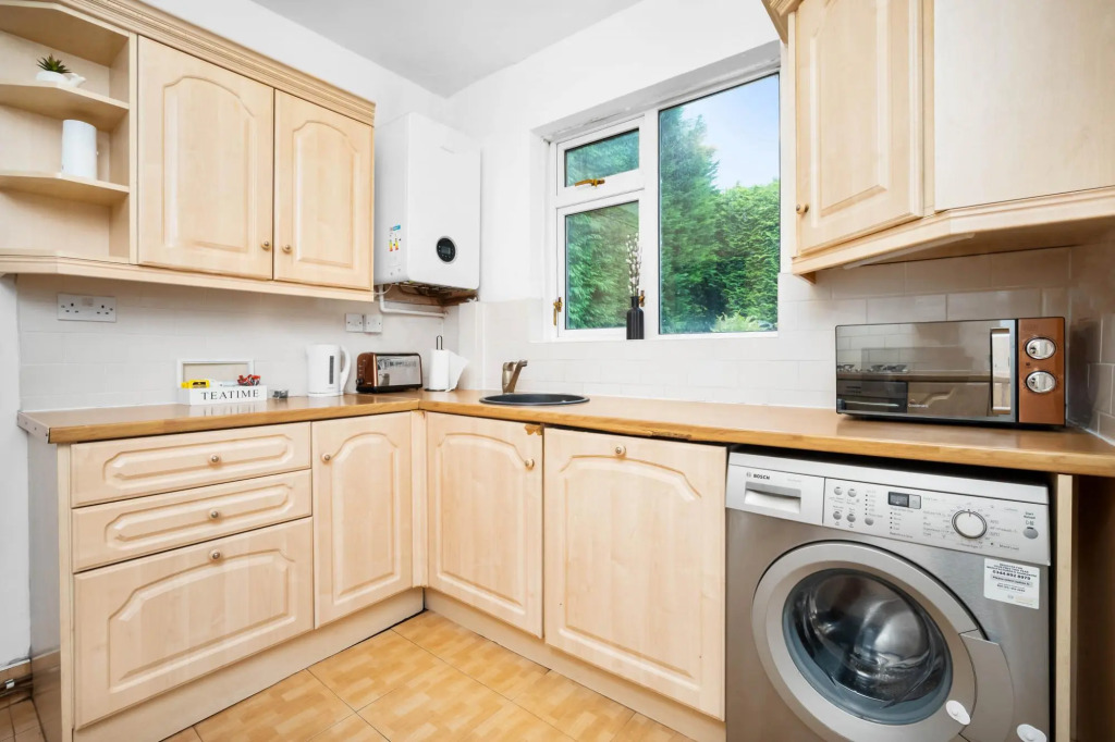 Spacious House With Garage and Garden South of Birmingham Centre