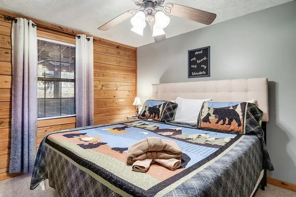 Stunning Cabin w Hot Tub Pool Table Arcades