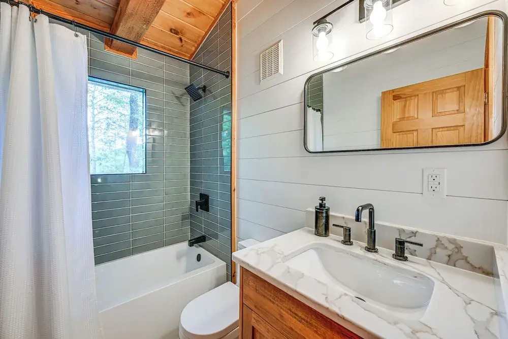 Cozy Retreat w/ Deck & Sapphire Resort Access!