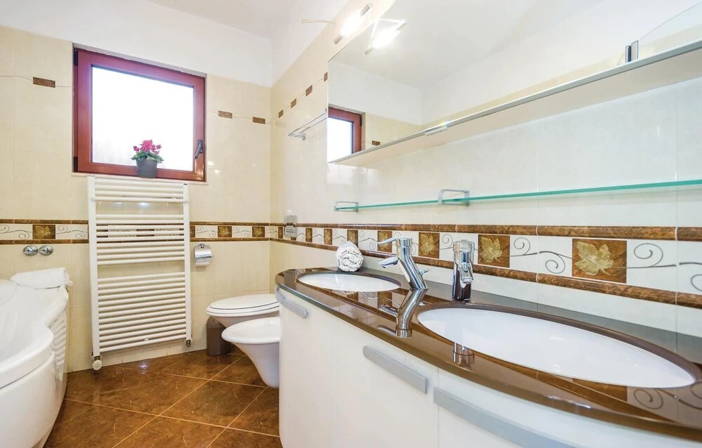 Beautiful Home in Rijeka With Wifi and 5 Bedrooms