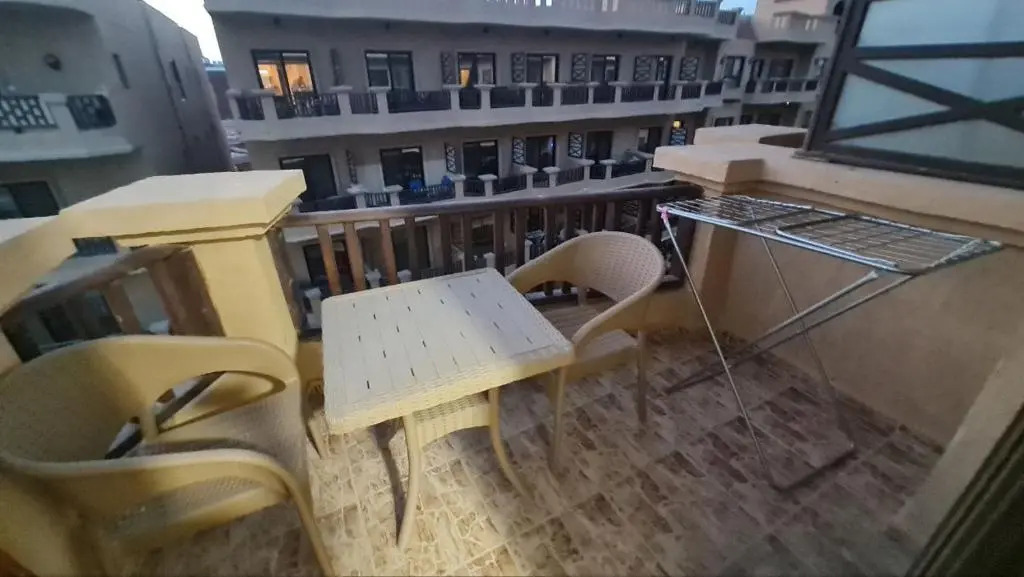 Beautiful apartment with sea and pool view