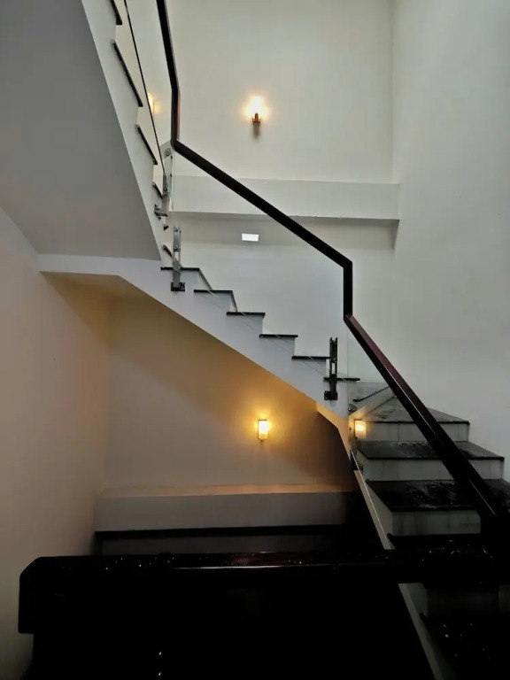 Hearth and Home De Tham