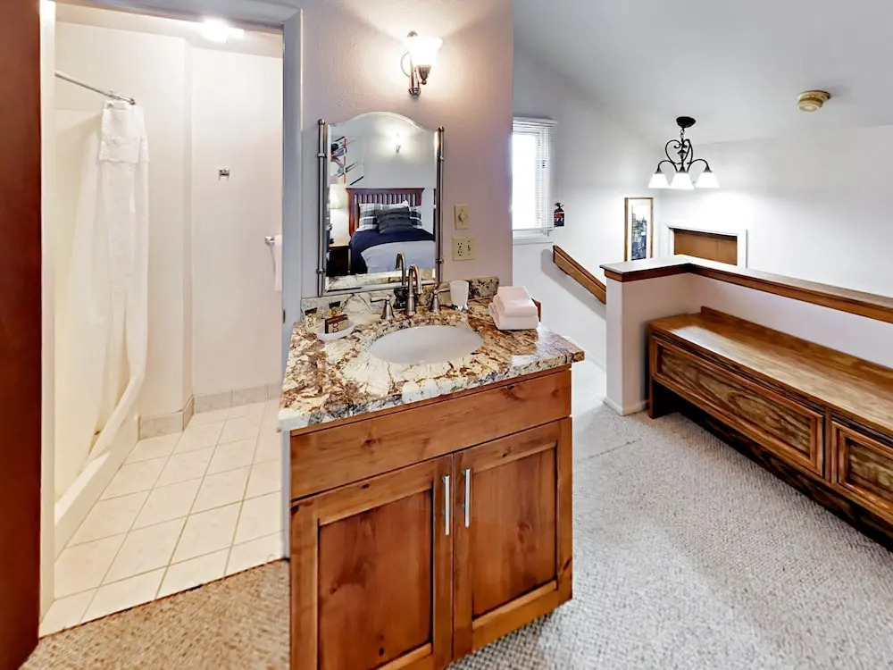 1491 Woodside Avenue Condo Unit 303A - 1 Br condo by RedAwning