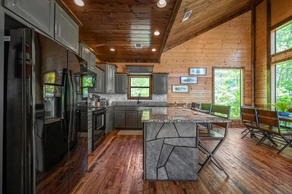Over The Edge, 3 King w Ensuite Bath, Hot Tub, Fire Pit, Pet Friendly