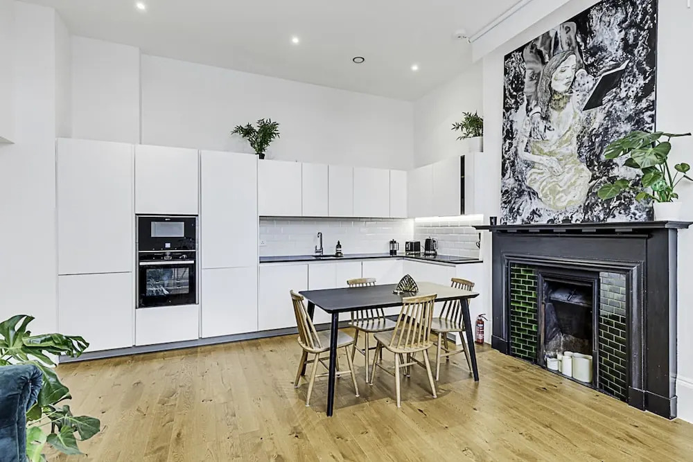 Vibrant 2-bed Flat: Acton's Best Stay!