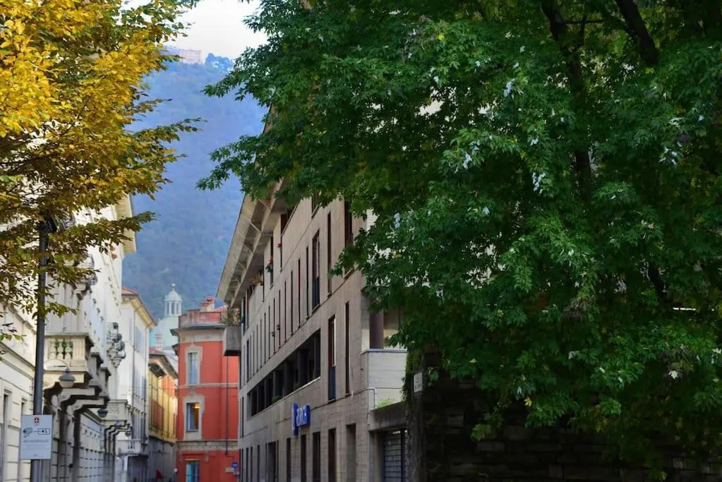 Trilocale Como Centro, Esclusivo 100 MQ con 3 Balconi