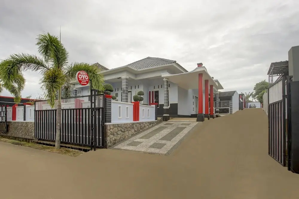 Azka Homestay Syariah by OYO Rooms