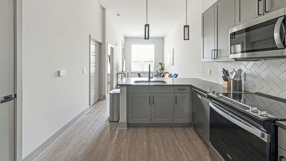 Landing Beautiful 1BD Pool Gym