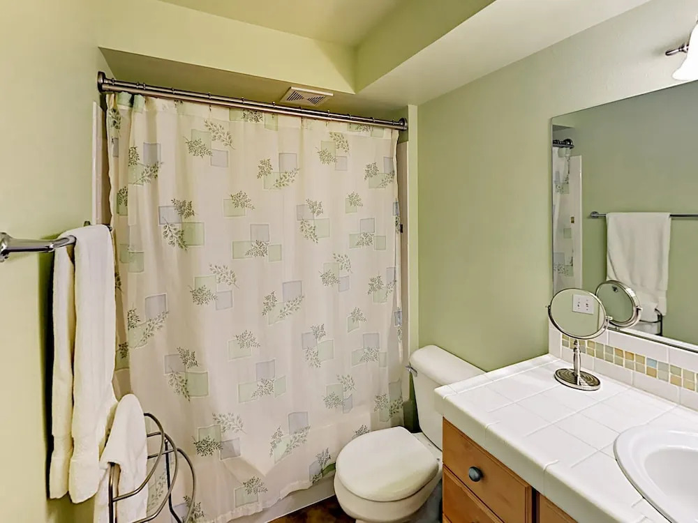 Latona Ave Townhouse Unit B - 3 Br townhouse by RedAwning