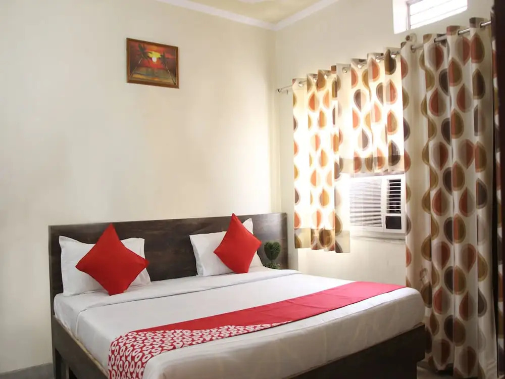 OYO 12956 Royal Hotel