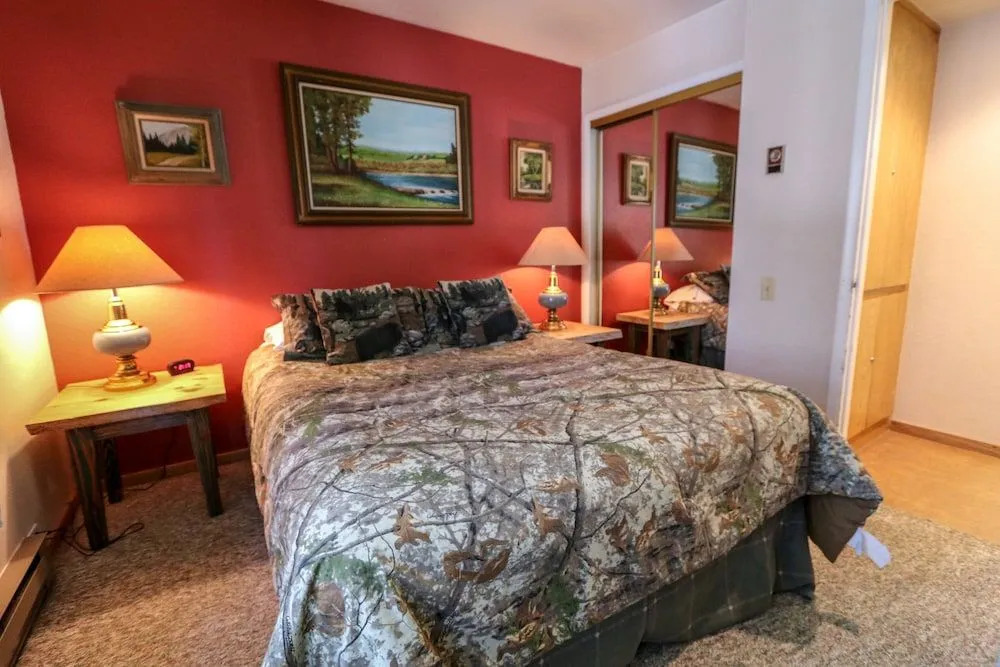 Horizons 4 120 Great Complex Amenities, On The Shuttle Route, Walk To Shops and Restaurants by RedAwning