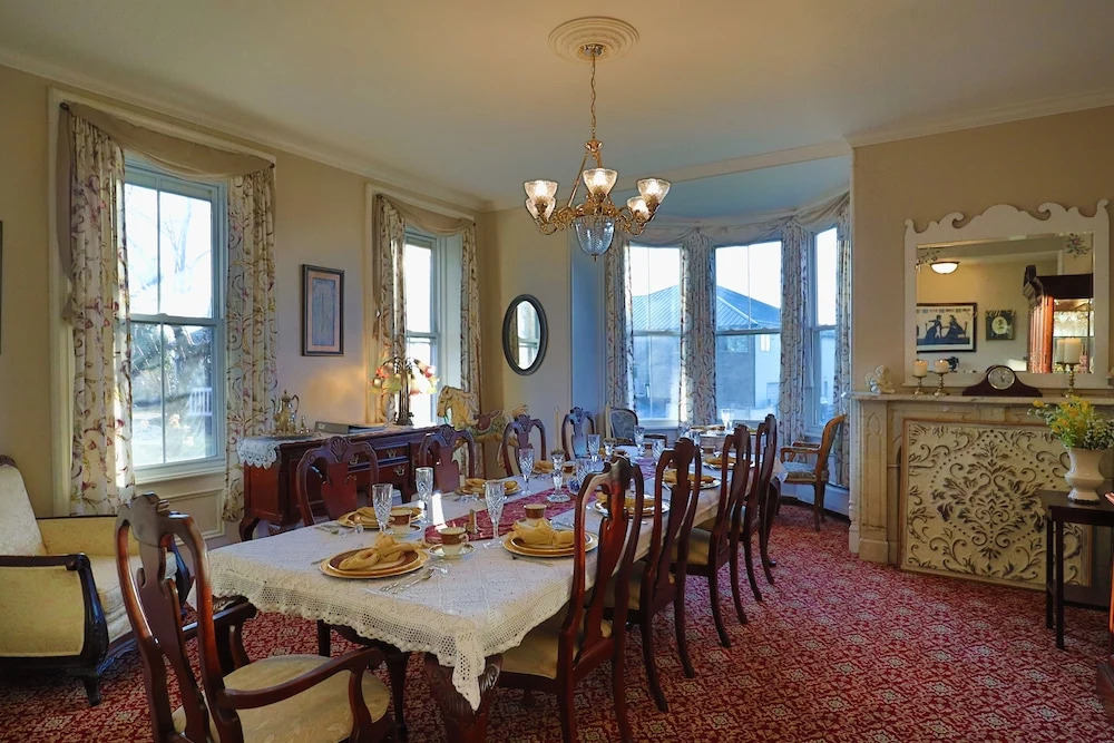 Cloran Mansion Bed & Breakfast