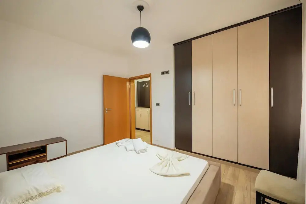Tirent Apartment - Spacious 2-Bedroom Stay Near Liqeni i Thatë