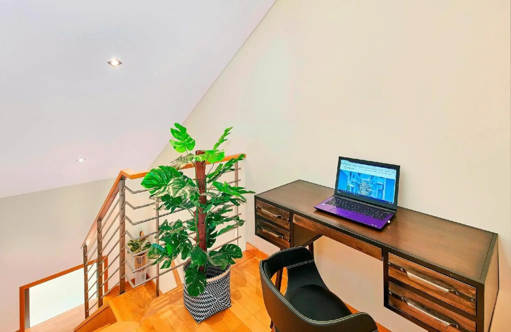 Beautiful Town Centre Apartment with Shared Pool