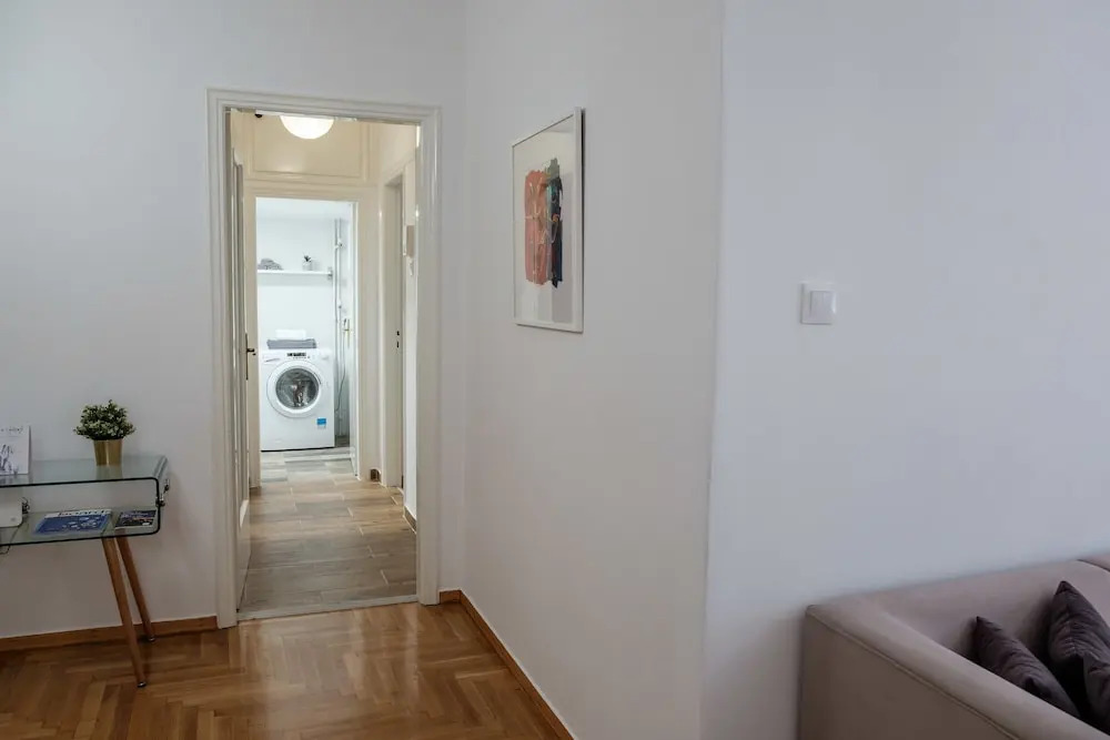 Comfortable 2BD apartment next to Megaro