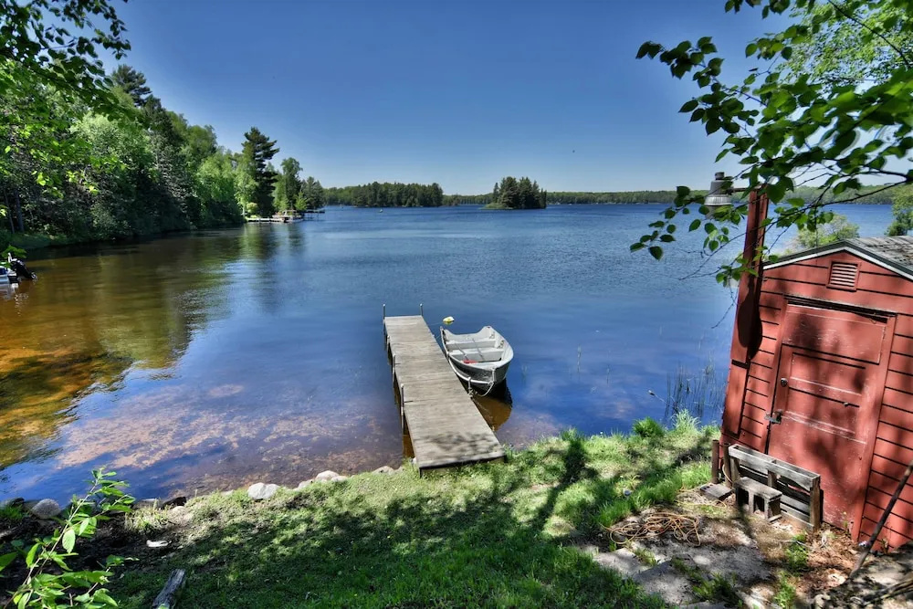 Butler's Bay Teal Lake 4 Bedroom Hotel Room by RedAwning