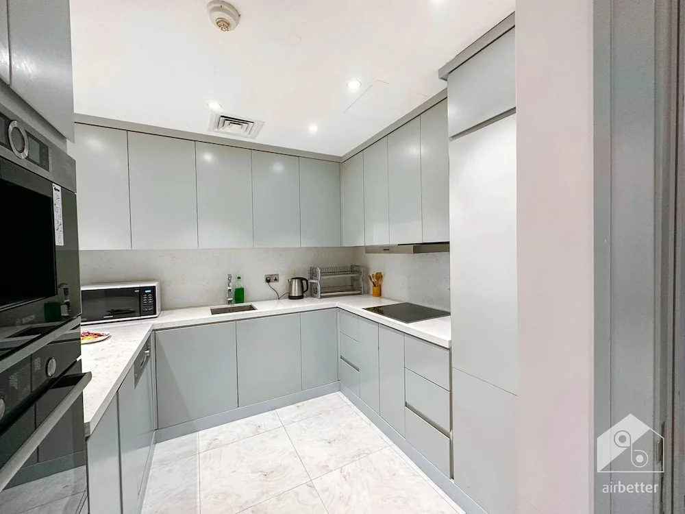 Luxurious Apartment With Iconic Burj View
