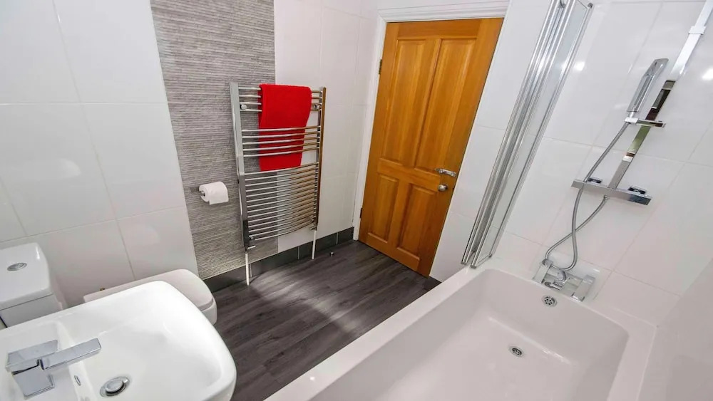 Streamways Nr Croyde 6 Bedroom, Sleeps 12-16, Hot Tub