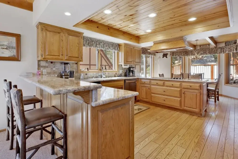 2098-cove Lakefront Chalet 4 Bedroom Home by RedAwning