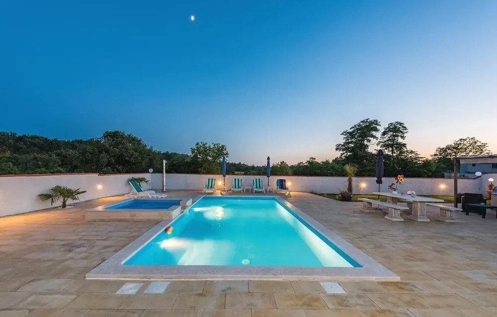 Family home with hydromassage pool & fun activities