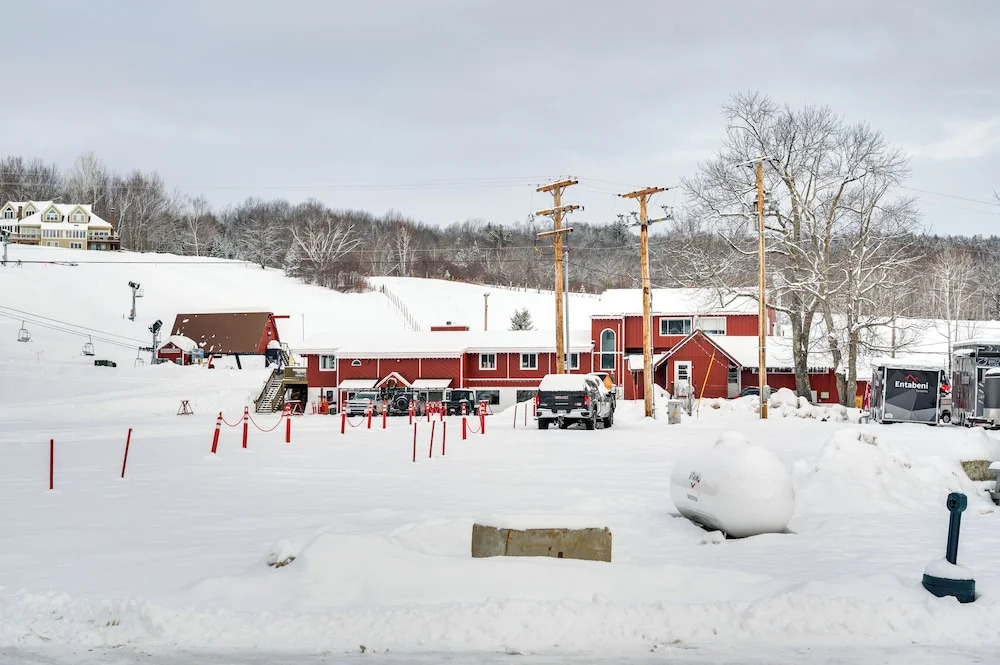 Walk to Lifts! Skier's Black Mountain Base Camp