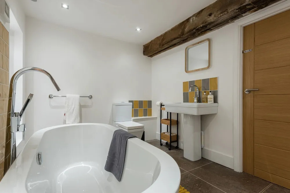 The Warehouse Loft - Trendy Converted Warehouse 3BDR