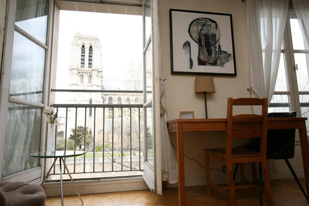 Studio with View of Notre Dame (139)