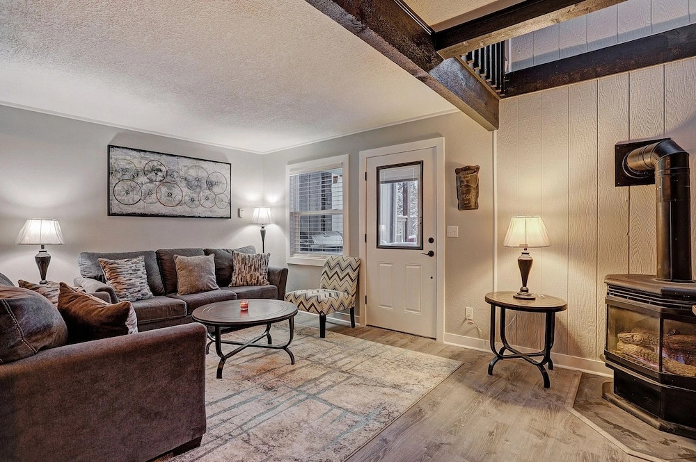 Knotty Pine Lodge