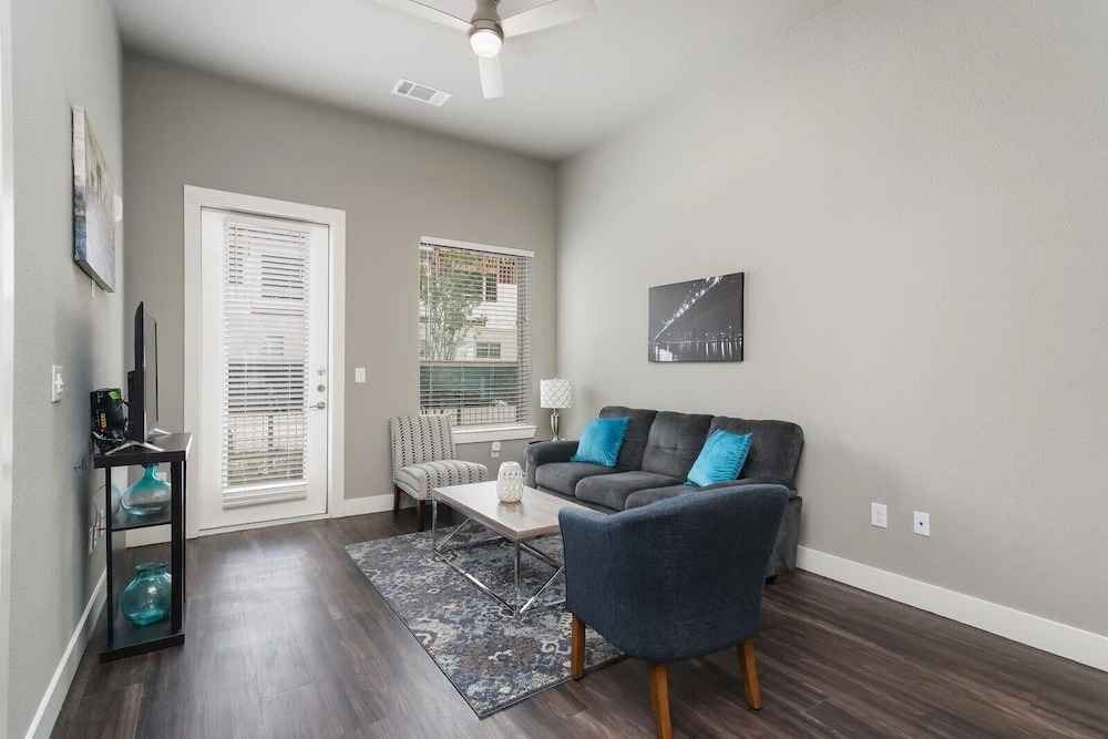 1 BR and 2 BR near Downtown by Frontdesk