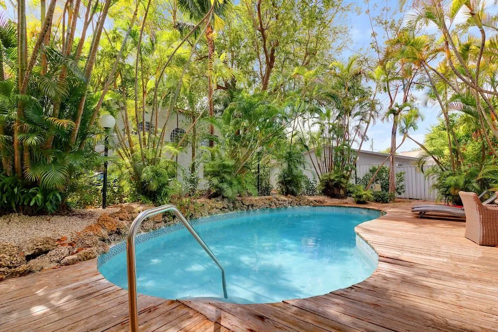 Modern & Fashionable Apartment w/Pool and Garden