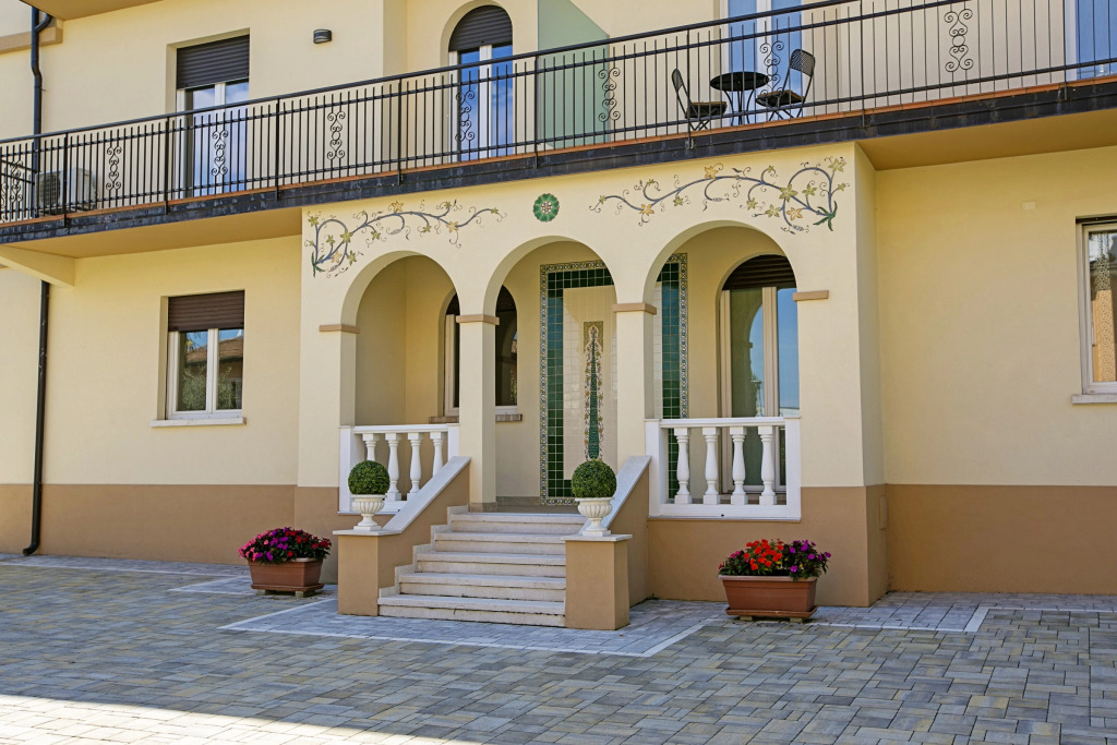 Villa Mimosa Near Desenzano Old Town Apt 1 Parking, AC, WiFi - Happy Rentals