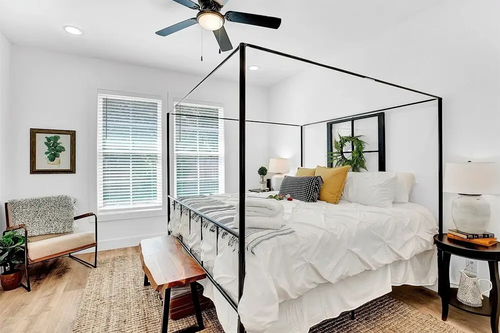 Stunning New Home With Hottub Two Blks From Main St