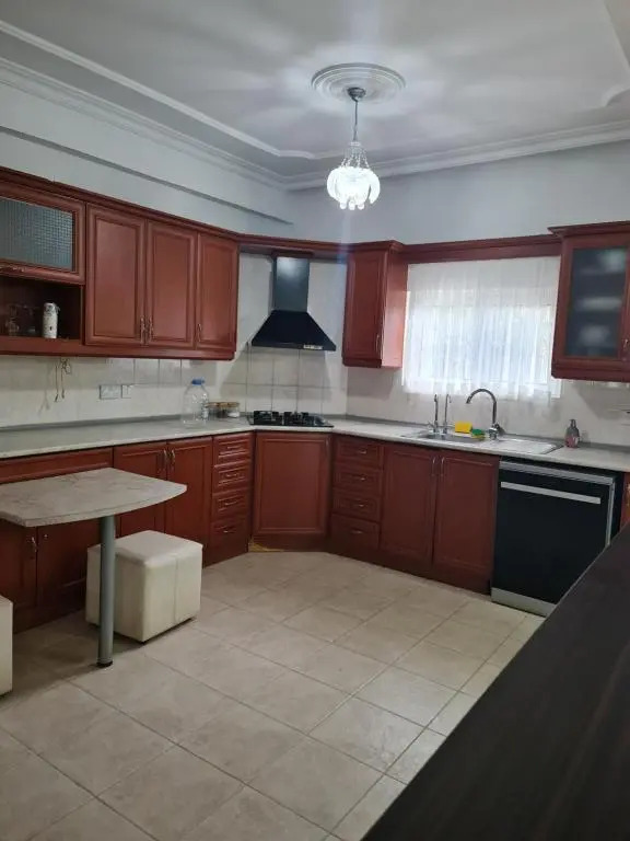 Ayorgiev 3 Bedroom Cosy House