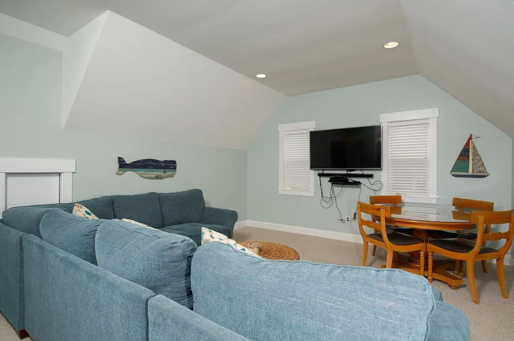 Bit of R'n R 3 Bedrooms 3.5 Bathrooms Home