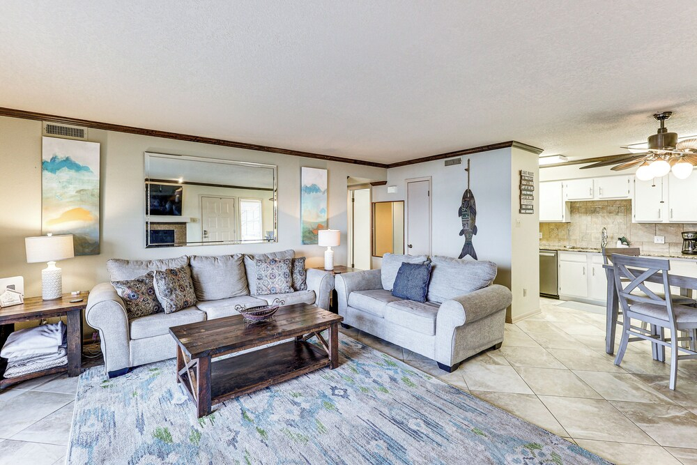 Hot Springs Condo on Lake Hamilton w/ Balcony!